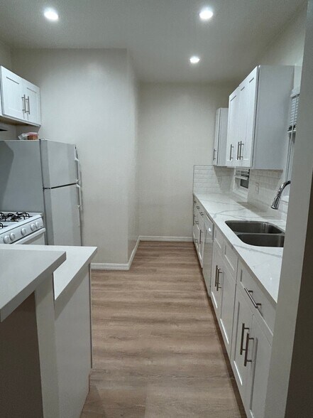 Building Photo - 642 1/2 N Genesee Ave