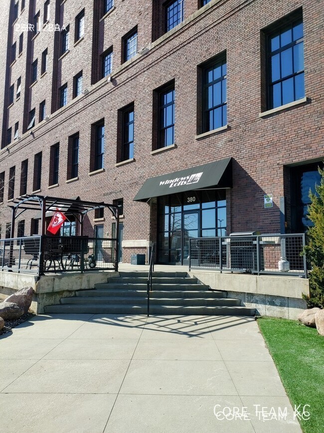 Building Photo - Large loft at Windows Lofts