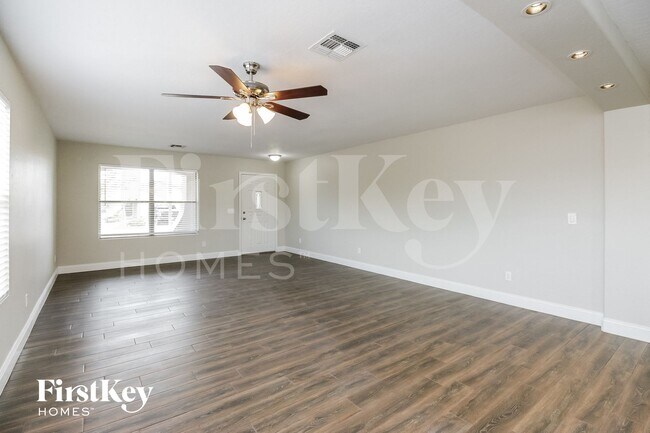 Building Photo - 2863 W San Carlos Ln