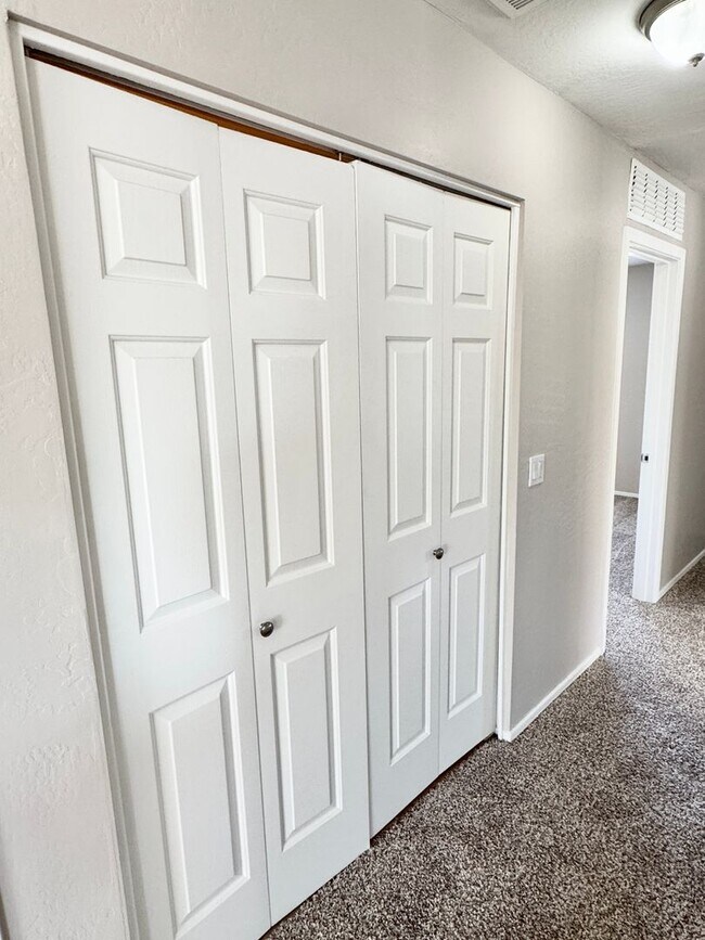 Building Photo - Remodeled 5 Bedroom/3 Bath Home. Upgraded Flooring & Kitchen!