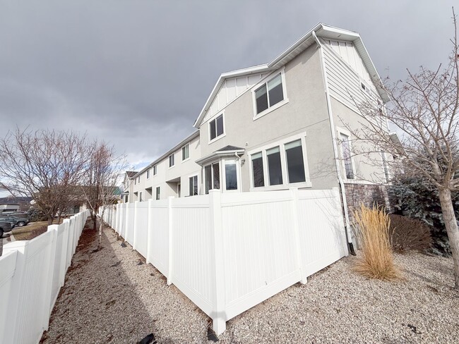 Building Photo - 3 Bed 3 Bath - Townhouse