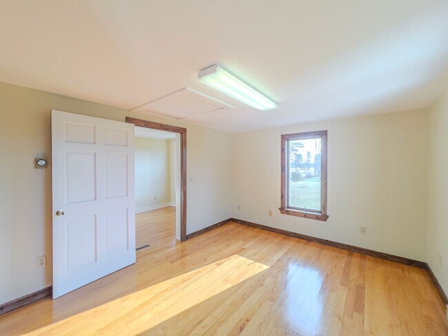 Building Photo - Spacious Renovated Colonial on The Lebanon Green