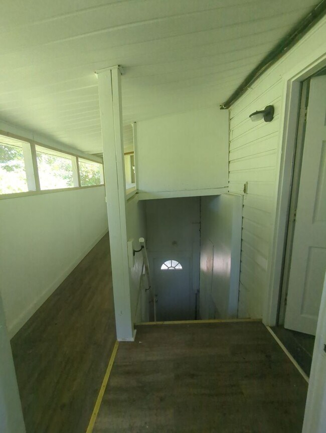 Building Photo - 405 Red Oak Dr