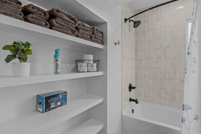 Building Photo - 909 E Camelback Rd