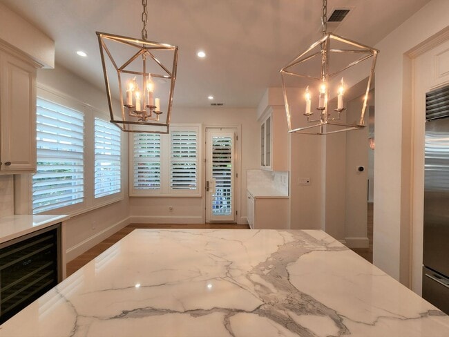 Building Photo - Updated Home Available Now in Downtown Pal...