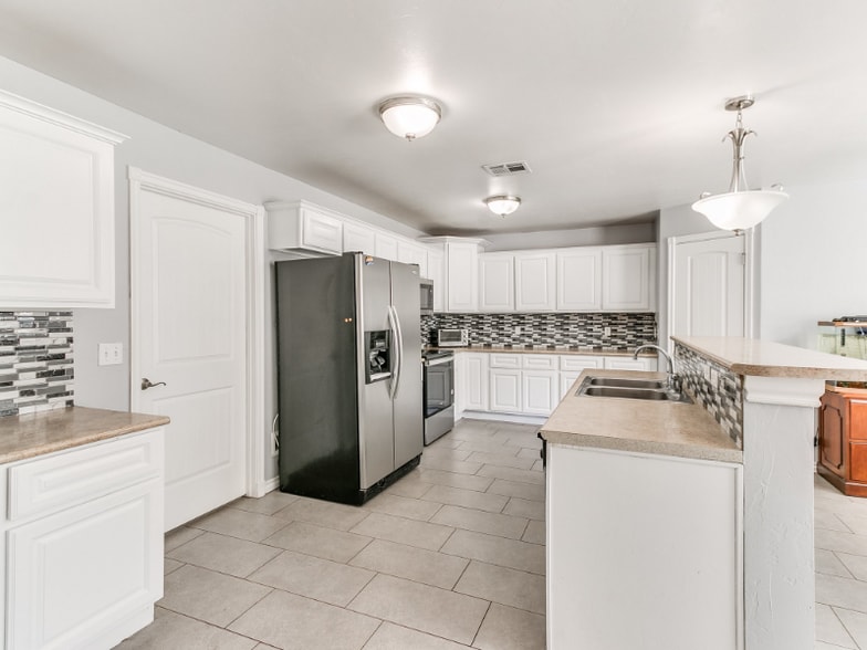 Building Photo - 1112 Bryan Dr