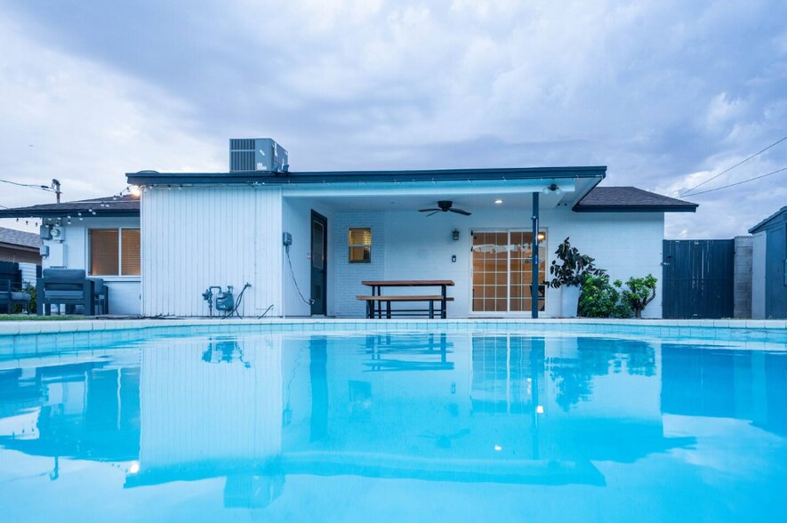 Building Photo - 422 E Balboa Dr