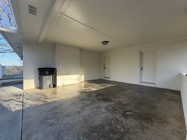 Building Photo - 2 bedroom/1 bath home in West Morristown