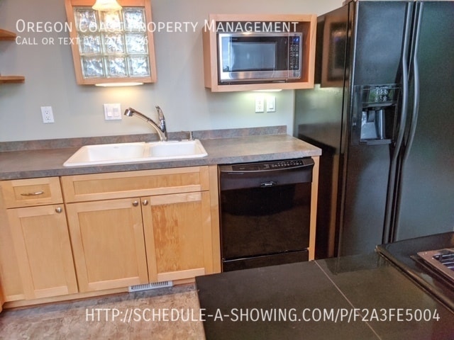 Building Photo - 3360 NW Oceanview Dr