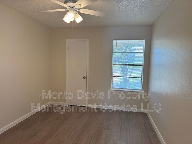 Building Photo - 1614 W Braker Ln