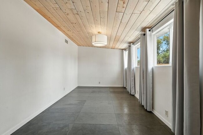 Building Photo - Totally remodeled home in prime Tempe Loca...