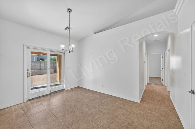 Building Photo - DESIRABLE LOCATION WITH RV PARKING