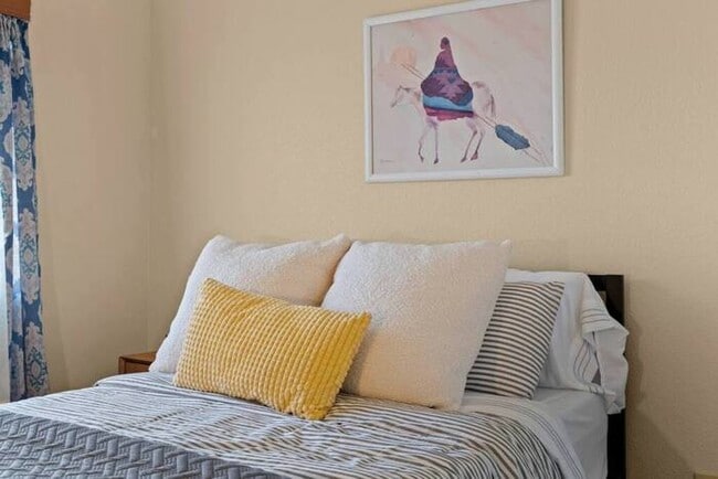 Building Photo - Beautifully Furnished 2-Bed, 2-Bath Condo ...