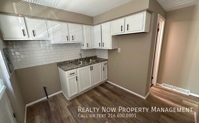 Building Photo - 4525 E 143rd St