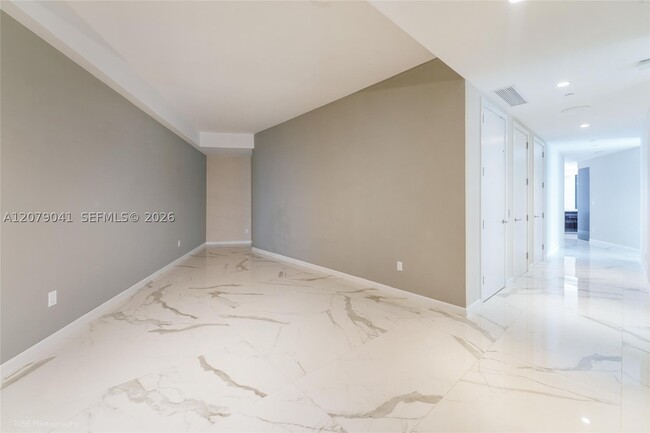 Building Photo - 18555 Collins Ave