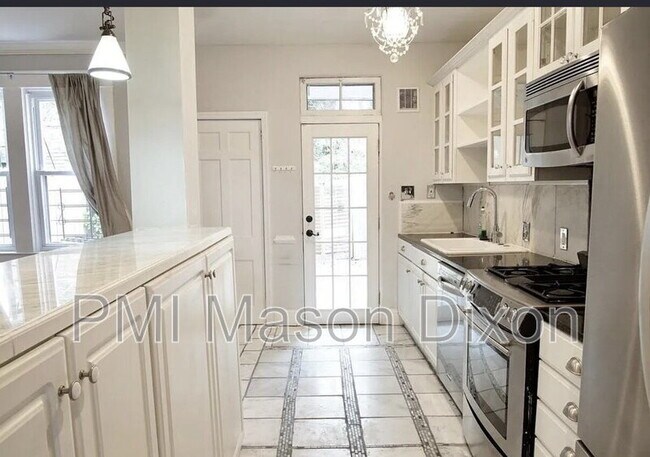 Building Photo - 2134 Mt Royal Terrace