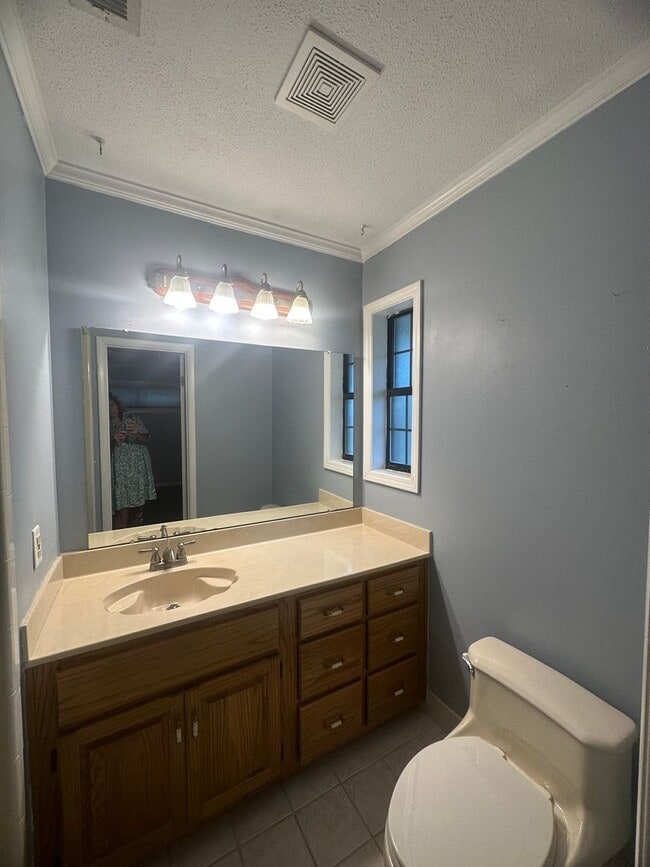Building Photo - Dunwoody Townhomes!