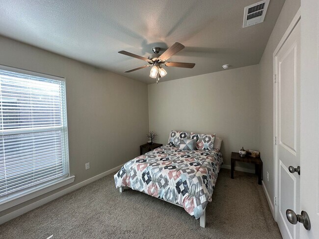 Building Photo - 3/2 located in Upland Crossing, Available December!