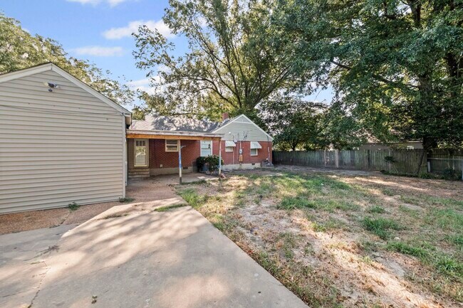 Building Photo - 1139 Russwood Rd