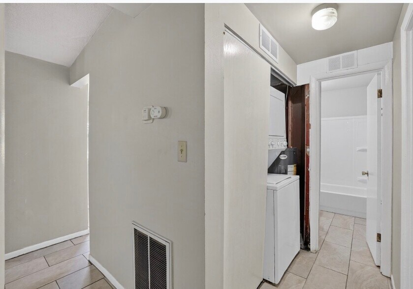 Building Photo - 2280 Roosevelt Pl