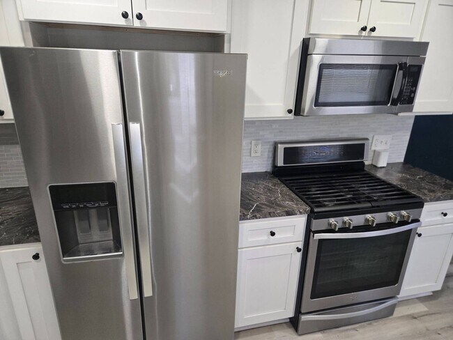 Building Photo - Charming 5-Bedroom Property in Prime Location