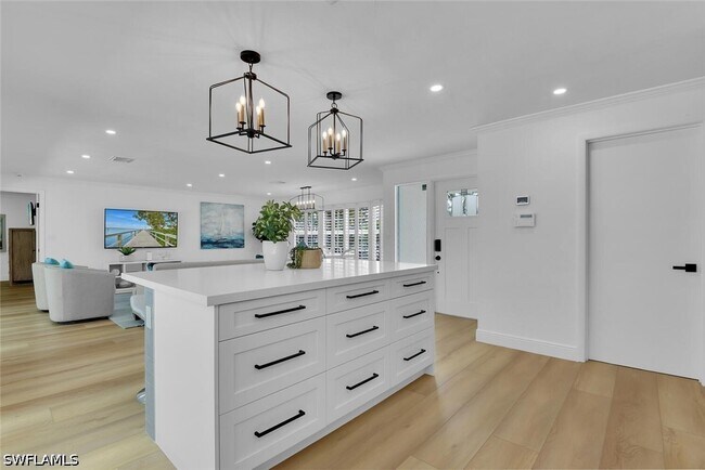 Building Photo - 740 Park Shore Dr