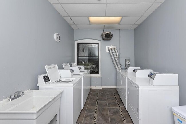 Building Photo - 1 bedroom in Chicago IL 60657