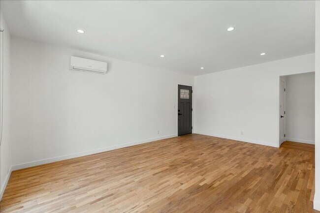 Building Photo - 652 Hayworth Ave