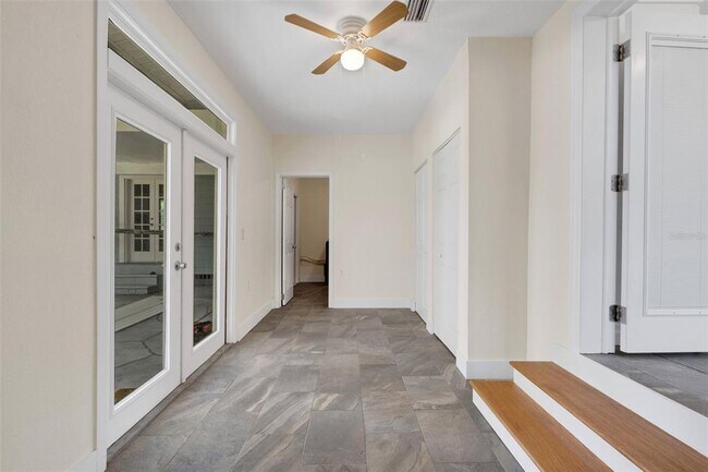 Building Photo - 934 Vistabula St