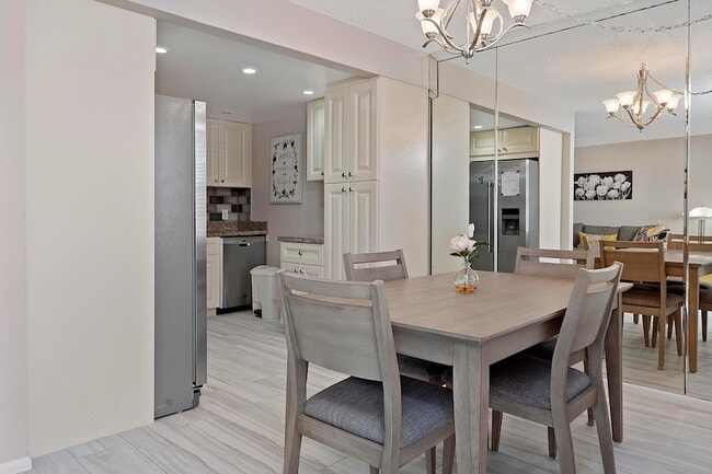 Building Photo - 1032 Lincoln B