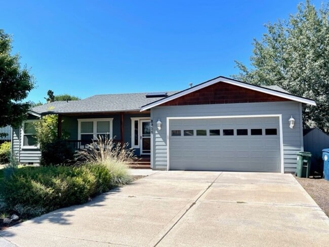 Primary Photo - Single level home in NE Bend with great up...