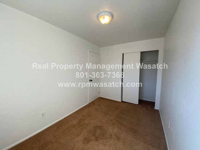 Building Photo - Check out This Unique 3 bed 1.5 Bath Townhome in Murray