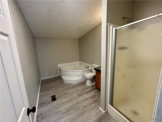 Building Photo - 4943 Forest Ave