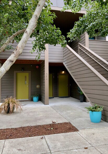 Building Photo - 348 N Ivy St