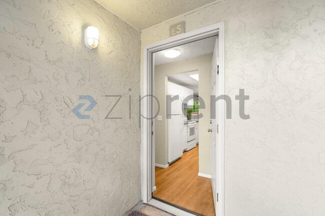 Building Photo - Unit E5