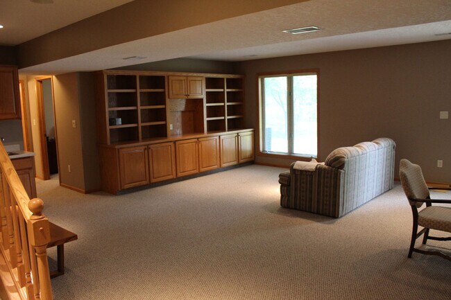 Building Photo - AVAILABLE JULY 2026!!! Incredible 3 bedroom, 2-1/2 bath duplex style condominium on Iowa City Eas...