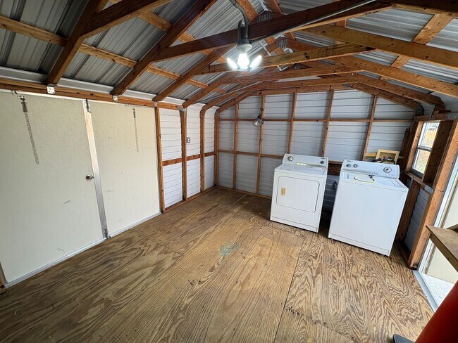 Building Photo - 2 Bed 1 Bath Single Family w/ Fenced Backyard