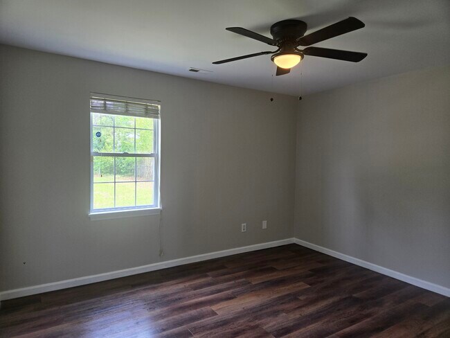 Building Photo - 302 Paddock Pl