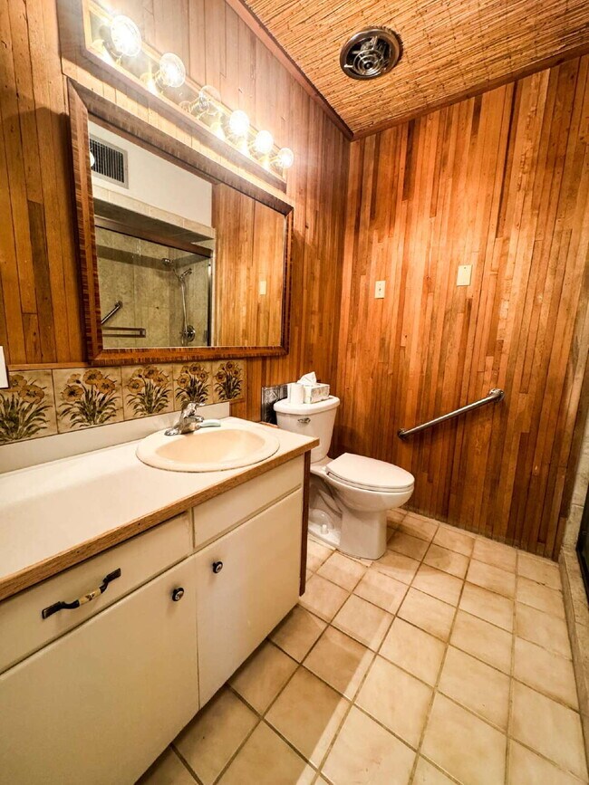 Building Photo - "Charming 3 Bedroom, 2 Bathroom Home with ...