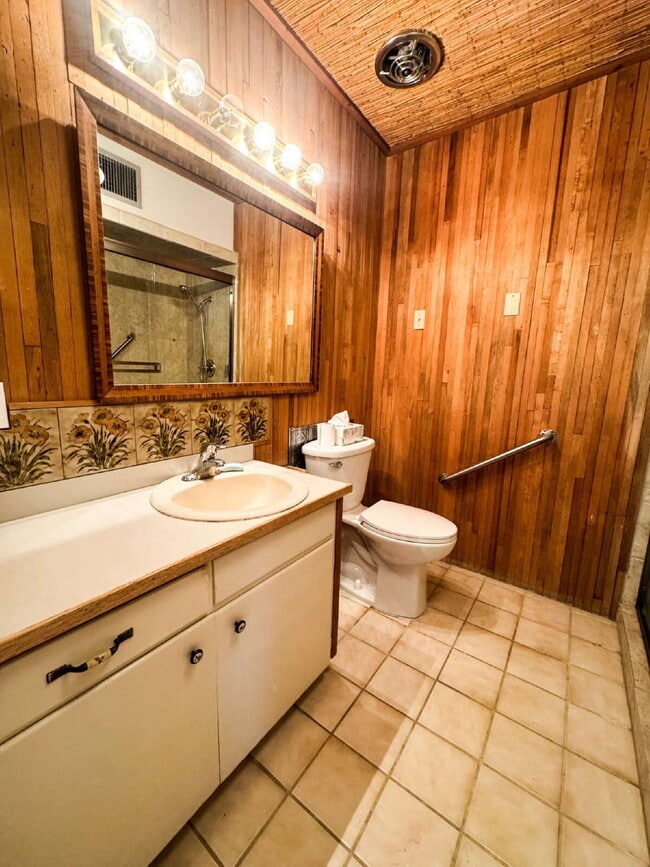 Building Photo - "Charming 3 Bedroom, 2 Bathroom Home with Spacious Living"