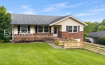 Building Photo - 3 Bed/2 Bath home with Garage / Pet-Friendly / Vouchers Accepted / Available Now!