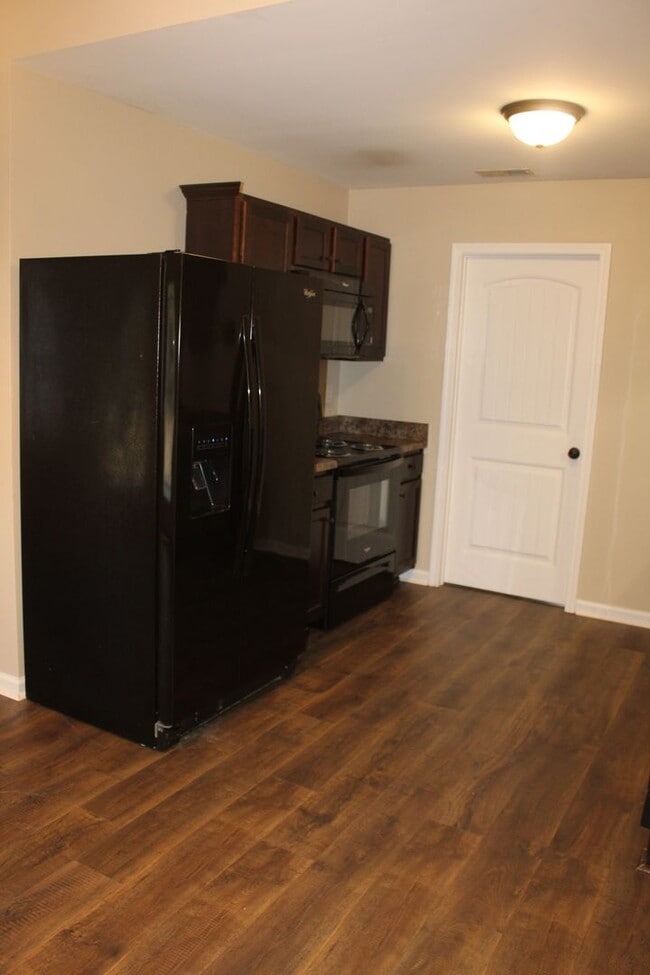 Building Photo - 3 Bed/2 Bath Home - 10 minutes to SJAFB!