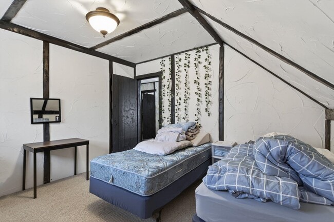 Building Photo - 178 Exeter Rd