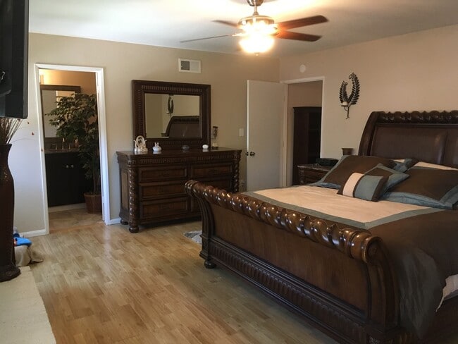 Building Photo - 3 Bedroom Condo - End Unit For Lease