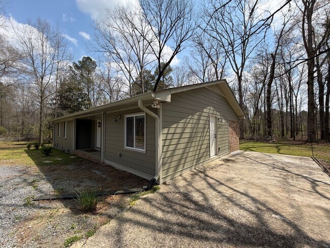 Building Photo - Charming 4/2.5 House in Armuchee- $1,995