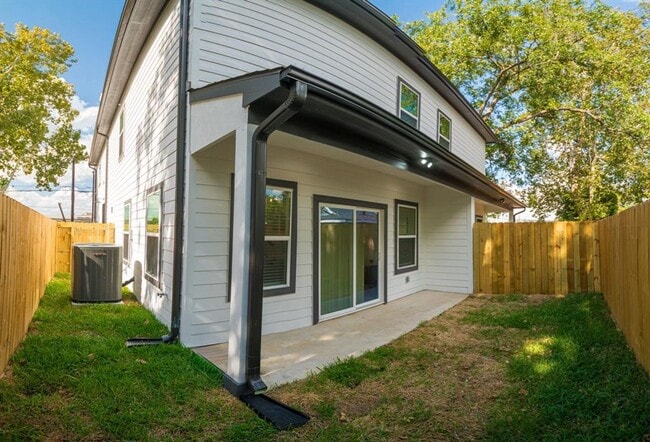 Building Photo - Modern Living with WATER, GAS & ALARM SYST...