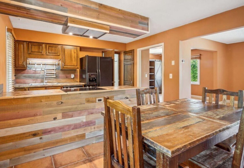 Building Photo - 156 Tamarack Ct