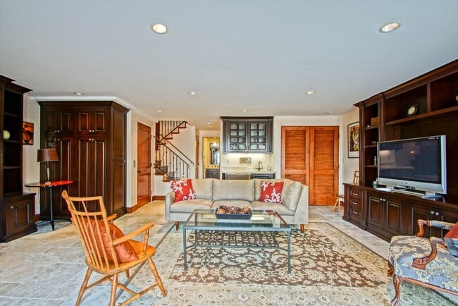 Building Photo - LUXURIOUS & FULLY FURNISHED, 2800 SQ FT WALKSTREET HOME W/ GREAT OCEAN VIEWS, LARGE DECK, 3 BALCO...