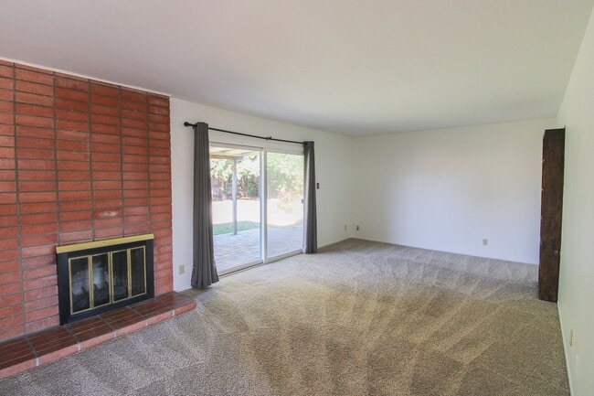 Building Photo - Unique Large Floor Plan for this 5 Bedroom in Laguna Lake