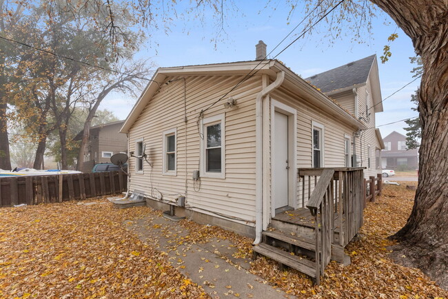 Building Photo - 917 W 12th St